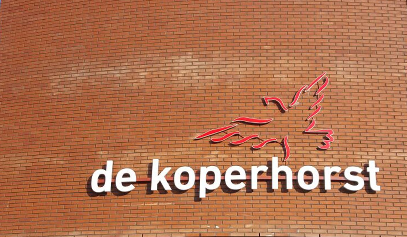 Gevelletters van "de koperhorst" op een gebouw