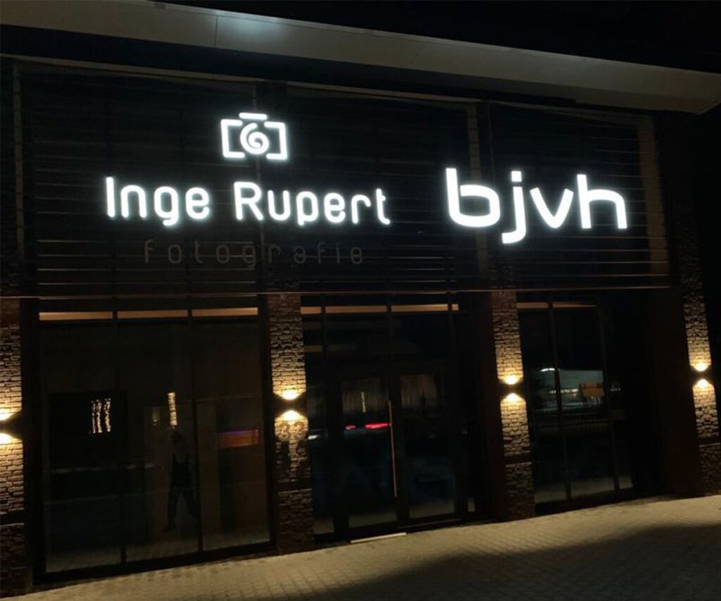 Gebouw van Inge Rupert fotografie met lichtgevende signs