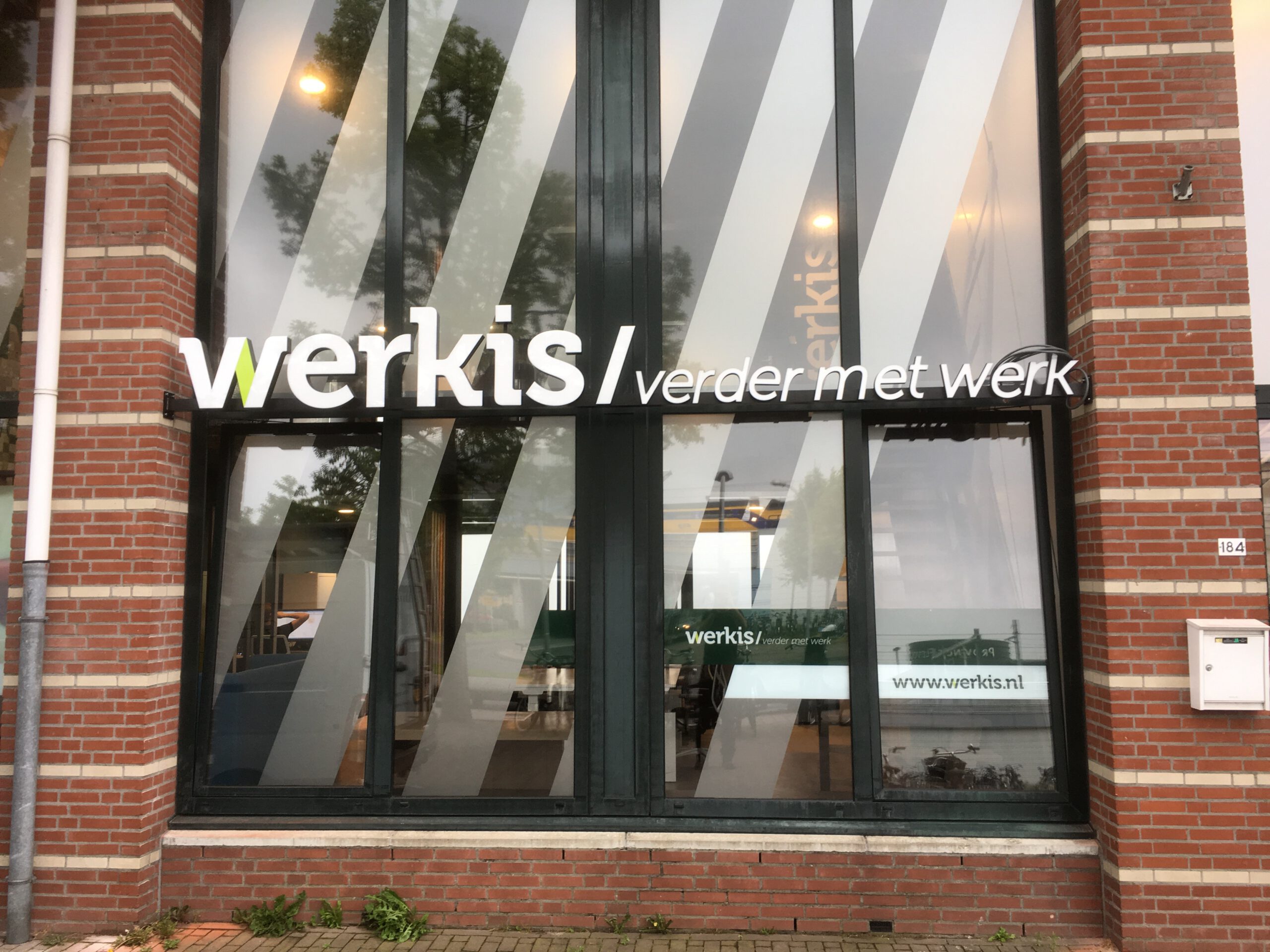 Werkis doosletters aan de voorgevel