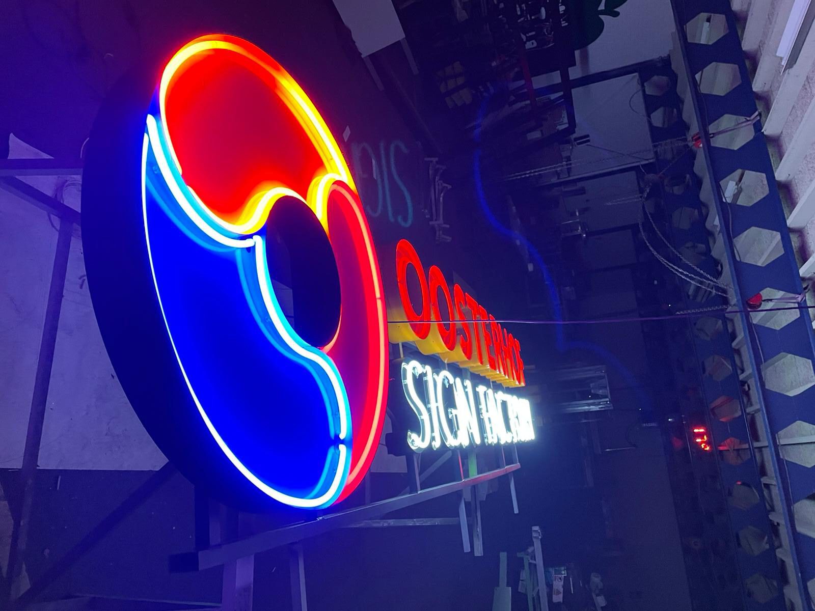 Logo Oosterhof Sign Factory met neonverlichting profiel 2