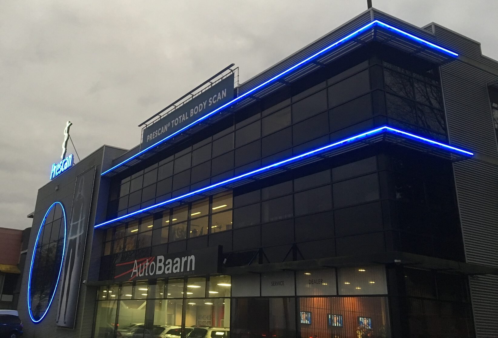 Foto van een gebouw met profiel 1 neonverlichting
