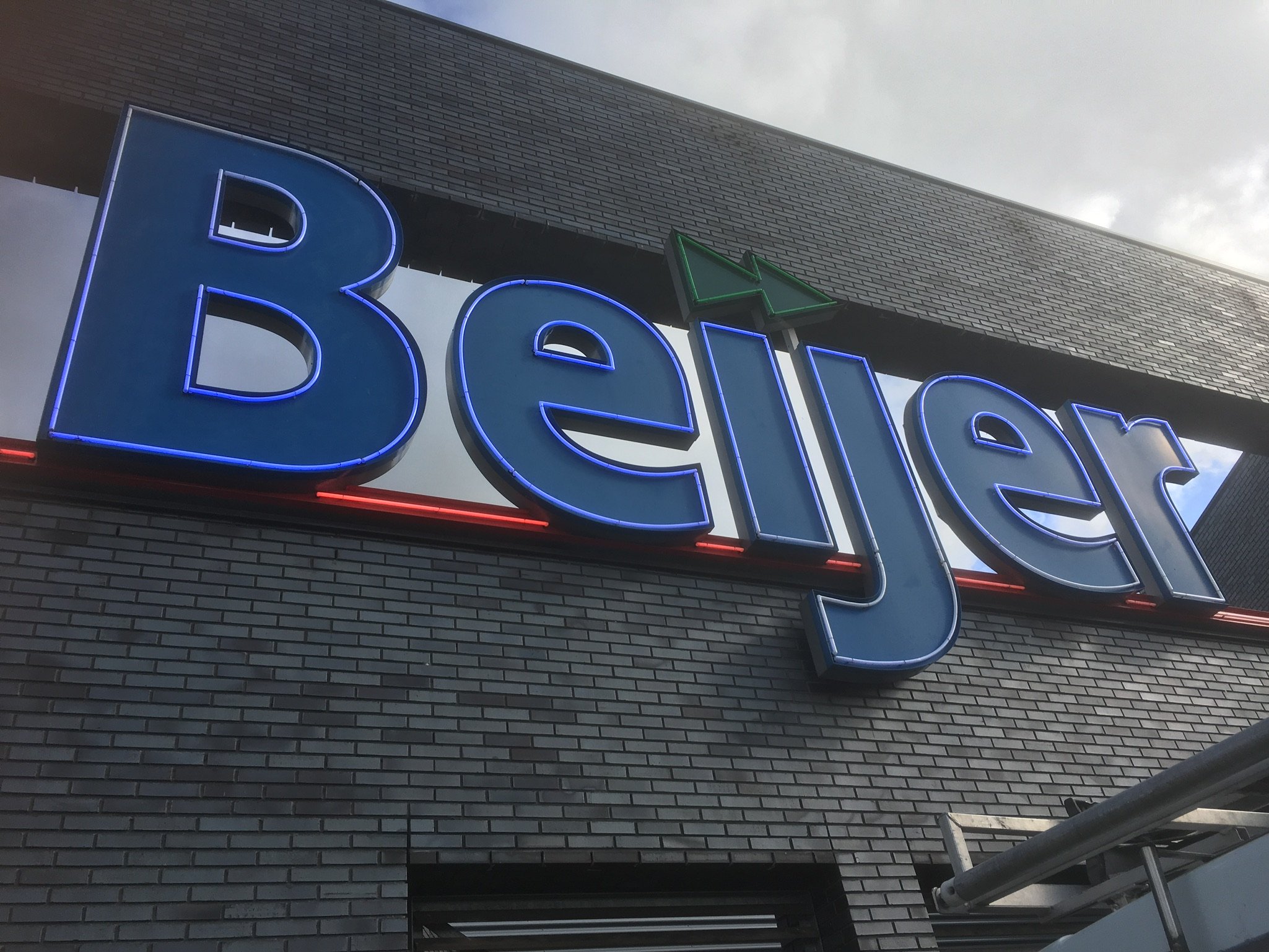 Foto van logo Beijer op het gebouw met neon letters profiel 2