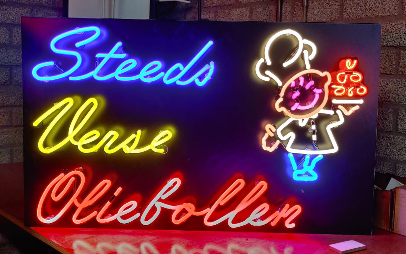 Neon sign met neon letters in diverse kleuren