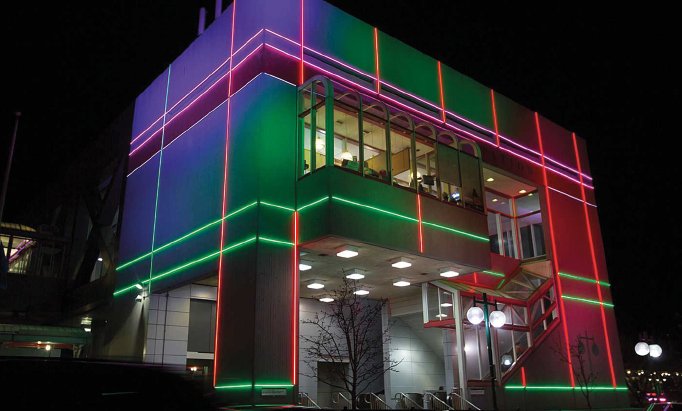 Gebouw met veel verschillende special neon led look verlichting