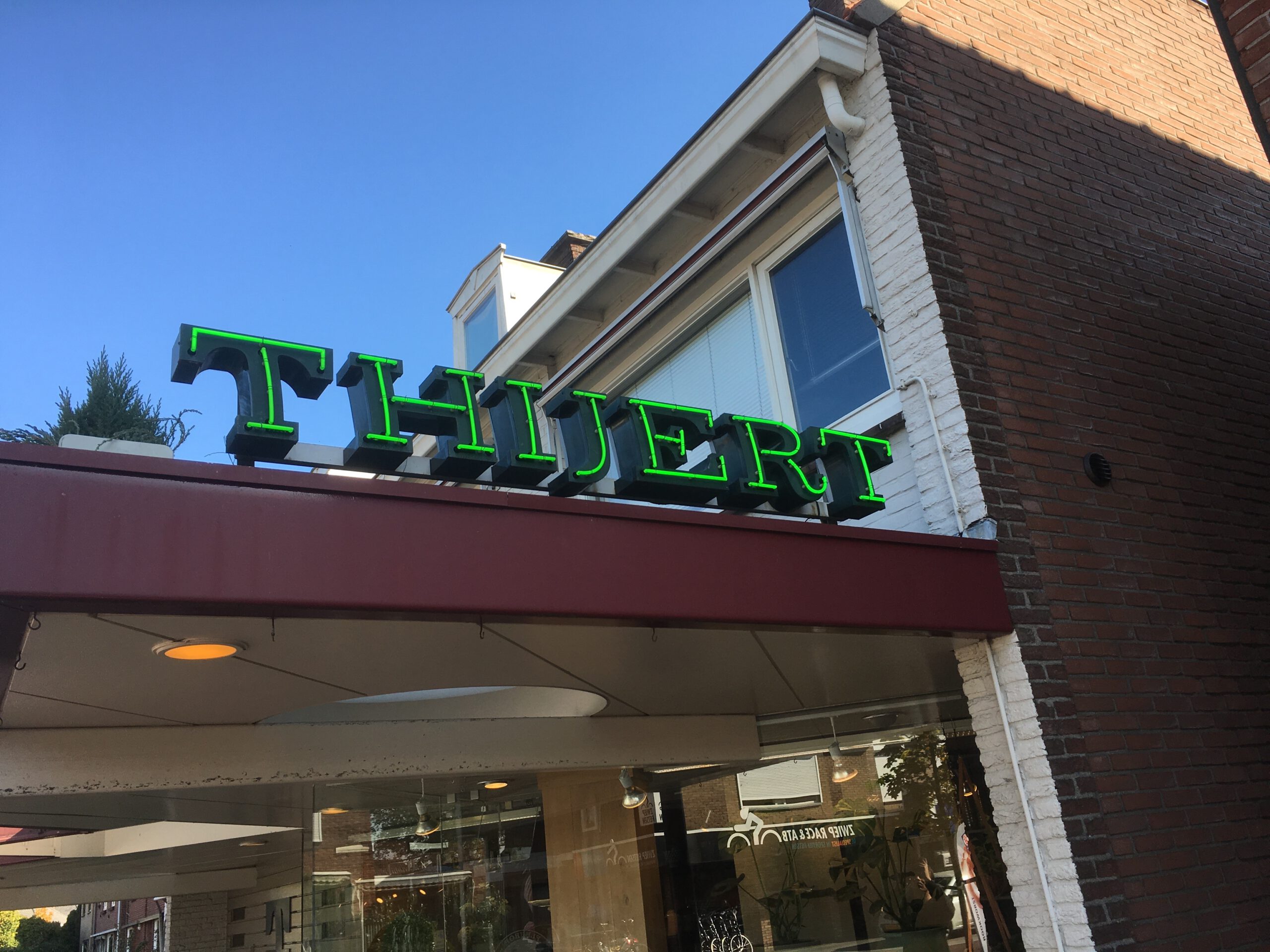 Foto van Thijert met profiel 1 neonletters