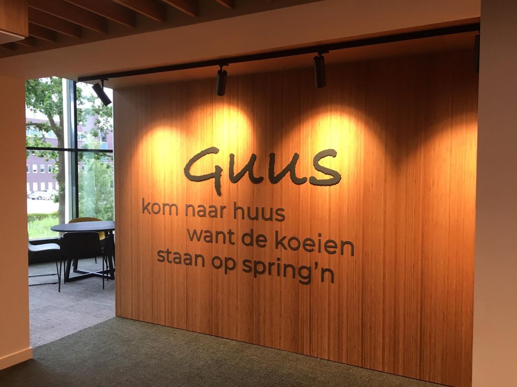 "Guus kom naar huus want de koeien staan op springen" in Gevelleters