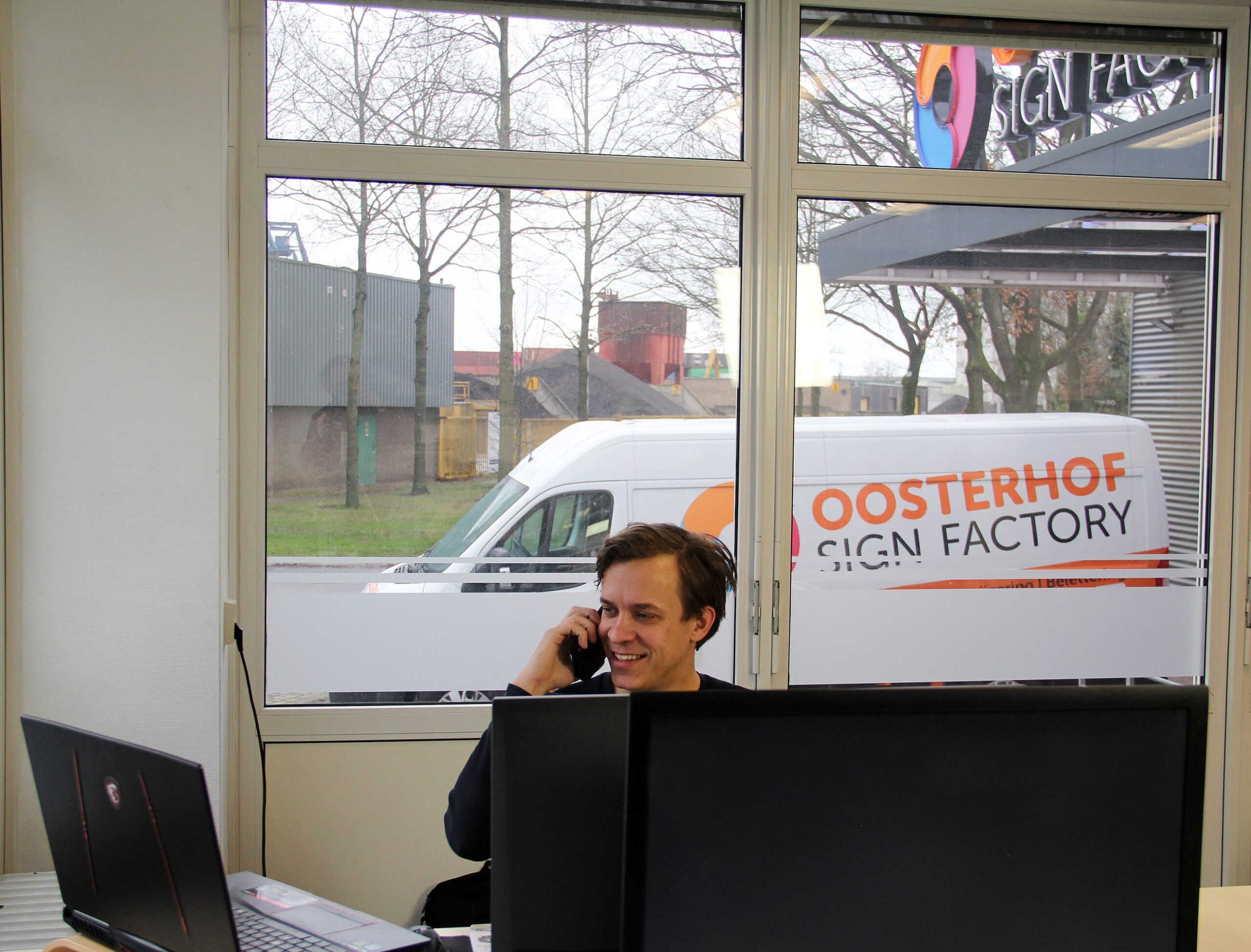 Medewerker aan het bellen met een potentiele klant