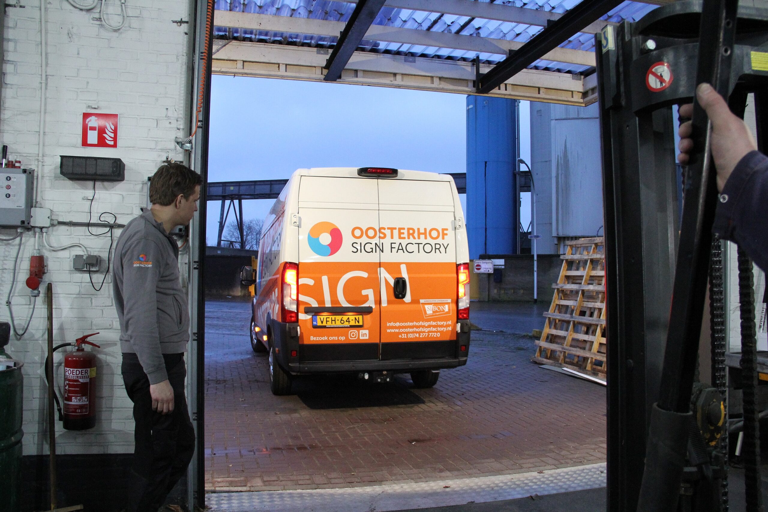 De bezorgbus van Oosterhof Sign Factory staat klaar om te bezorgen.