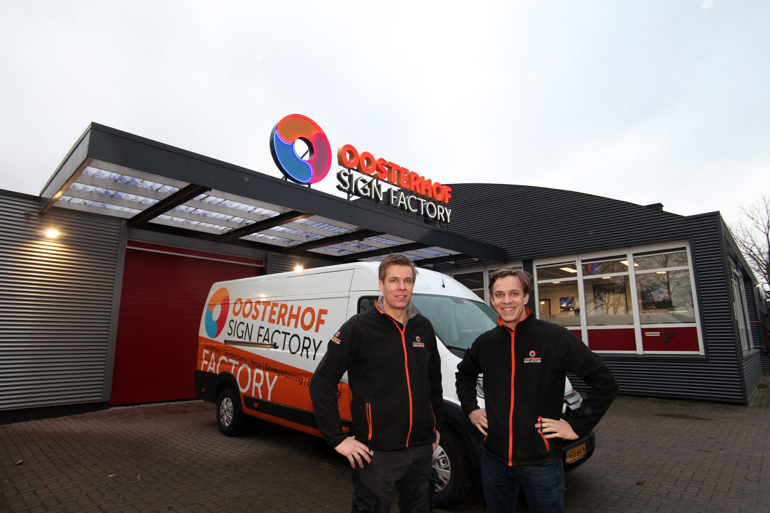 Bob en Ron voor het pand van Oosterhof Sign Factory