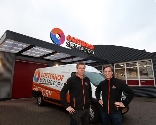 StB_IMG_9811-min Bob en Ron voor het pand van Oosterhof Sign Factory